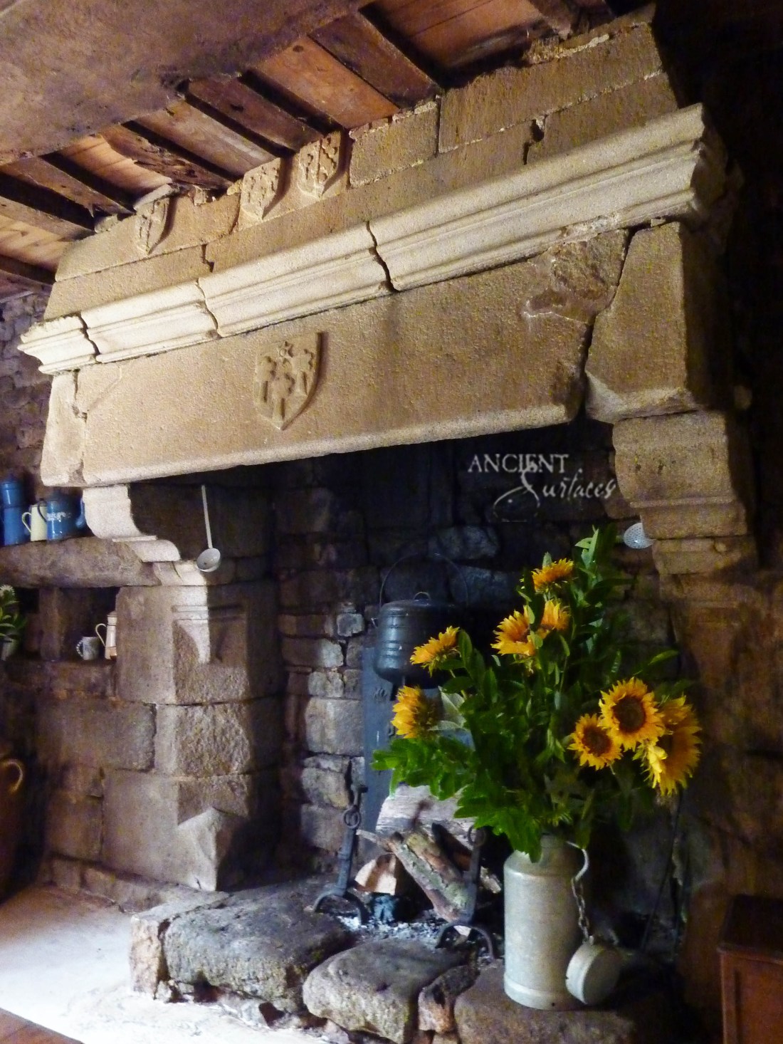 Lanrivain : Manoir du Gollodic, cheminée de la salle manale